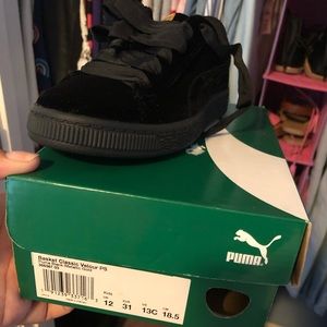 Black velvet Pumas